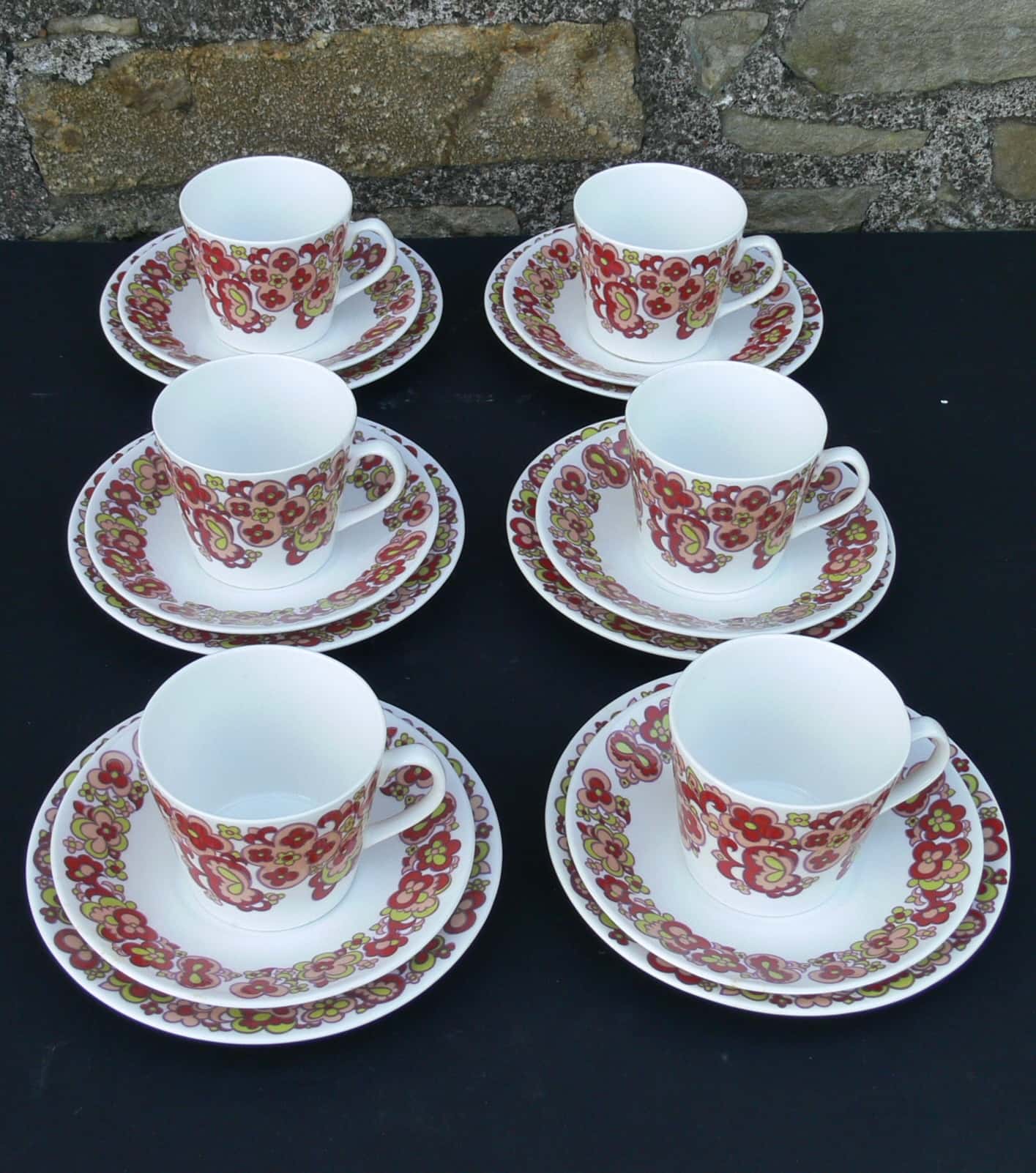 60’s Elizabethan "pop" 18 Piece Tea Set